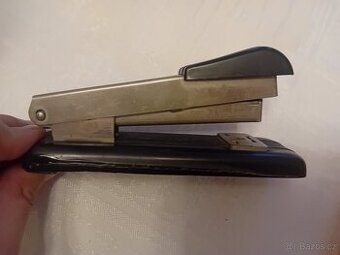Retro sešívačka na papír Kin 406 ze 70.let
