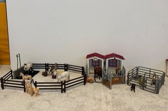Schleich koně - dvě stáje a dva výběhy s příslušenstvím