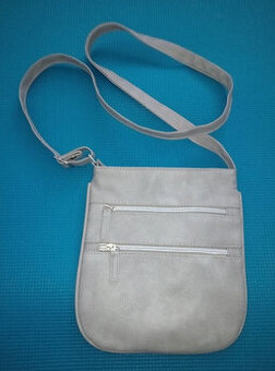 Elegantní šedá crossbody kabelka s praktickými kapsami