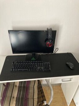 Monitor, klávesnice, podložka, myš, sluchátka