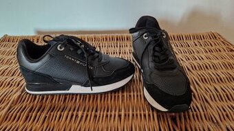 Jako N.O.V.É. krásné tenisky Tommy Hilfiger vel.: 37