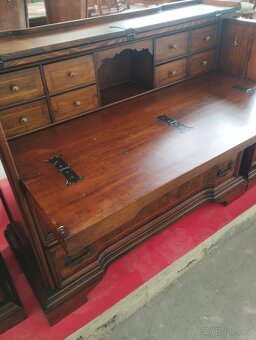 Komoda s výklopným stolem