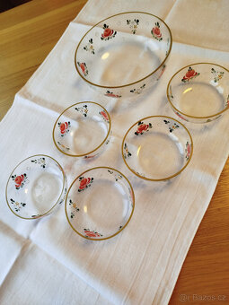 staré ručně malované skleněné misky