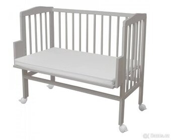 Přístavná postýlka k posteli rodičů s matrací Monbaby šedá