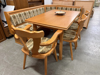 Dubová rohová lavice ,rozkládací stůl a tři židle