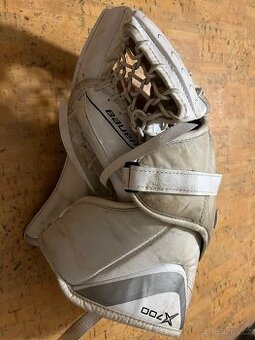 hokejová brankářská lapačka značky Bauer, model Vapor X700.