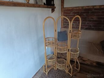 ratanový stojan na květiny