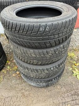 820. 4x zimní nokian 215/65 r17 (cca 5,5 - 6,5 mm)