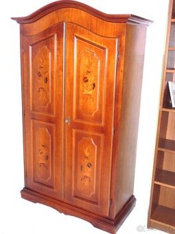 celodřevěná dvoudveřová šatní skříň