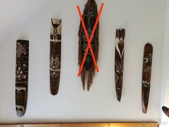 17 ks dřevěných masek