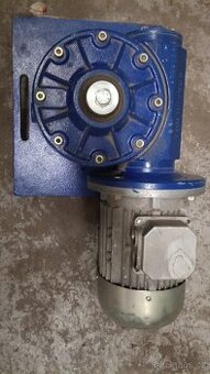 Elektromotor 750 W se šnekovou převodovkou 17,7 ot.