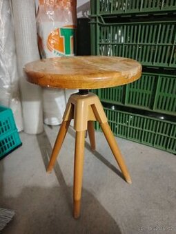 Otočná stolička ke klavíru