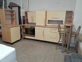 Linka kuchyňská ve tvaru U s barovým pultem