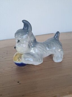 Porcelánová figurka pejska