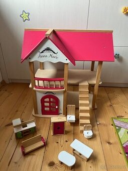 Dřevěný domeček pro panenky