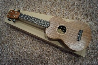 Koncertní ukulele Mahalo U320CG – mahagon (nové)
