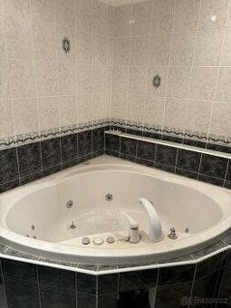 Rohová vana s tryskami
