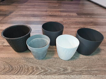 Sada 5 ks plastových květináčů + 4 ks květníků