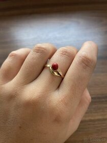 Zlatý dámský prsten s korálem