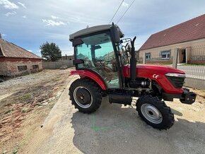 Traktor s kabinou