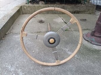 Volant a řídící tyč na auto-veterána