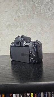 Canon Eos 250D + 2 objektivy
