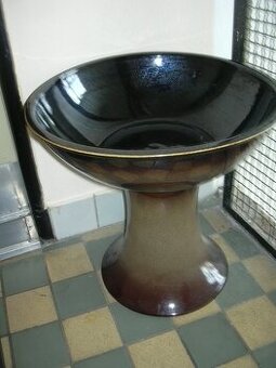 Keramická mísa na podstavci