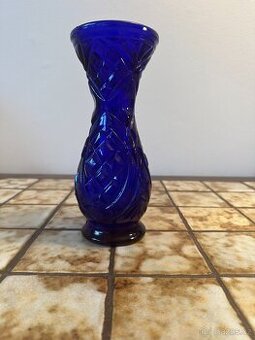 elegantní váza z kobaltového skla