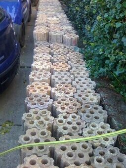 dlažba nebo zatravňovací dlažba