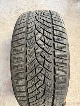Zimní pneu 245/45 ve výborném stavu