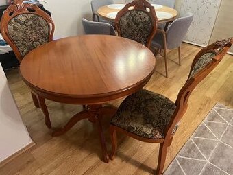 Jídelní stůl se šesti židlemi