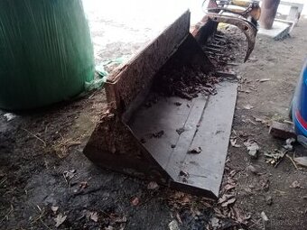 Lopata na Unc, Locust