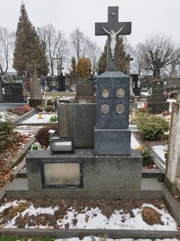 P: Hrobový pomník na dvojhrob 230x230cm