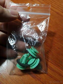 Škoda Fabia 1 - klipsy/příchytky pro tapecirung dveří