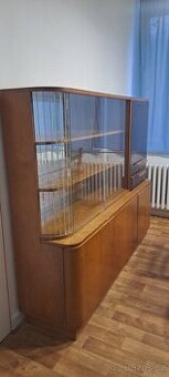 Stylová retro obýváková skříň s prosklenou vitrínou – zdarma