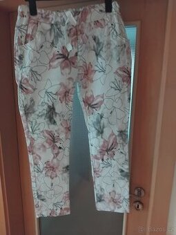 Letní bílé kalhoty s potiskem květin veL