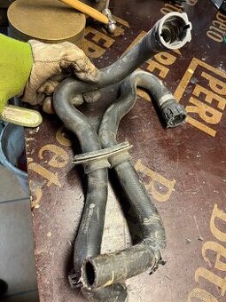 Audi A6 2.5 tdi vodovodní hadice motoru