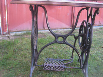 Prodám staré litinové nohy od anglického šicího stroje na st