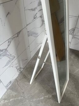 ZRCADLO stojací bílé – jako nové, elegantní design