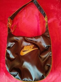 Malá kabelka Nike na rameno