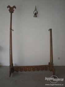 starý dřevěný stojan na kolébku - houpačku pro miminko