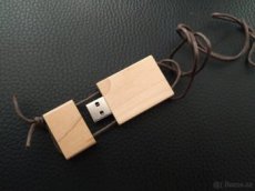 Dřevěný flash disk, USB paměť 8 Gb - na kožené šňůrce