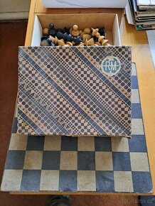 Dřevěné šachy s krabici a hracím polem