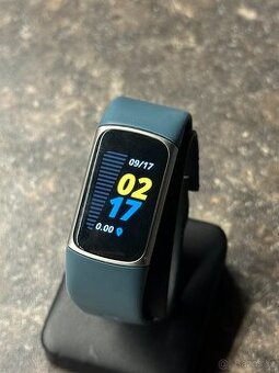 Chytrý náramek Fitbit Charge 5 stříbrný 2