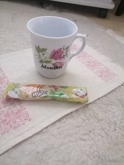 Hrneček s jménem Monika a ubrousek