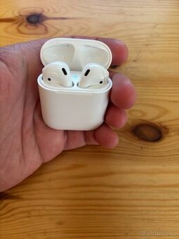 Airpods s nabíjecím pouzdrem - velmi dobrý stav