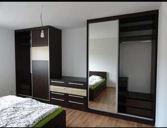2x šatní skříň, 2x komoda, postel