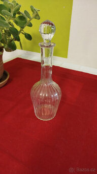 stará malá skleněná karafa
