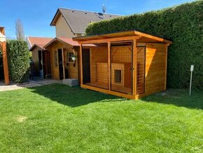 Dřevěný kotec pro psa s boudou.