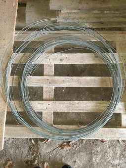 Ocelový vázací drát pozinkovaný (FeZn) průměr cca 3 mm.